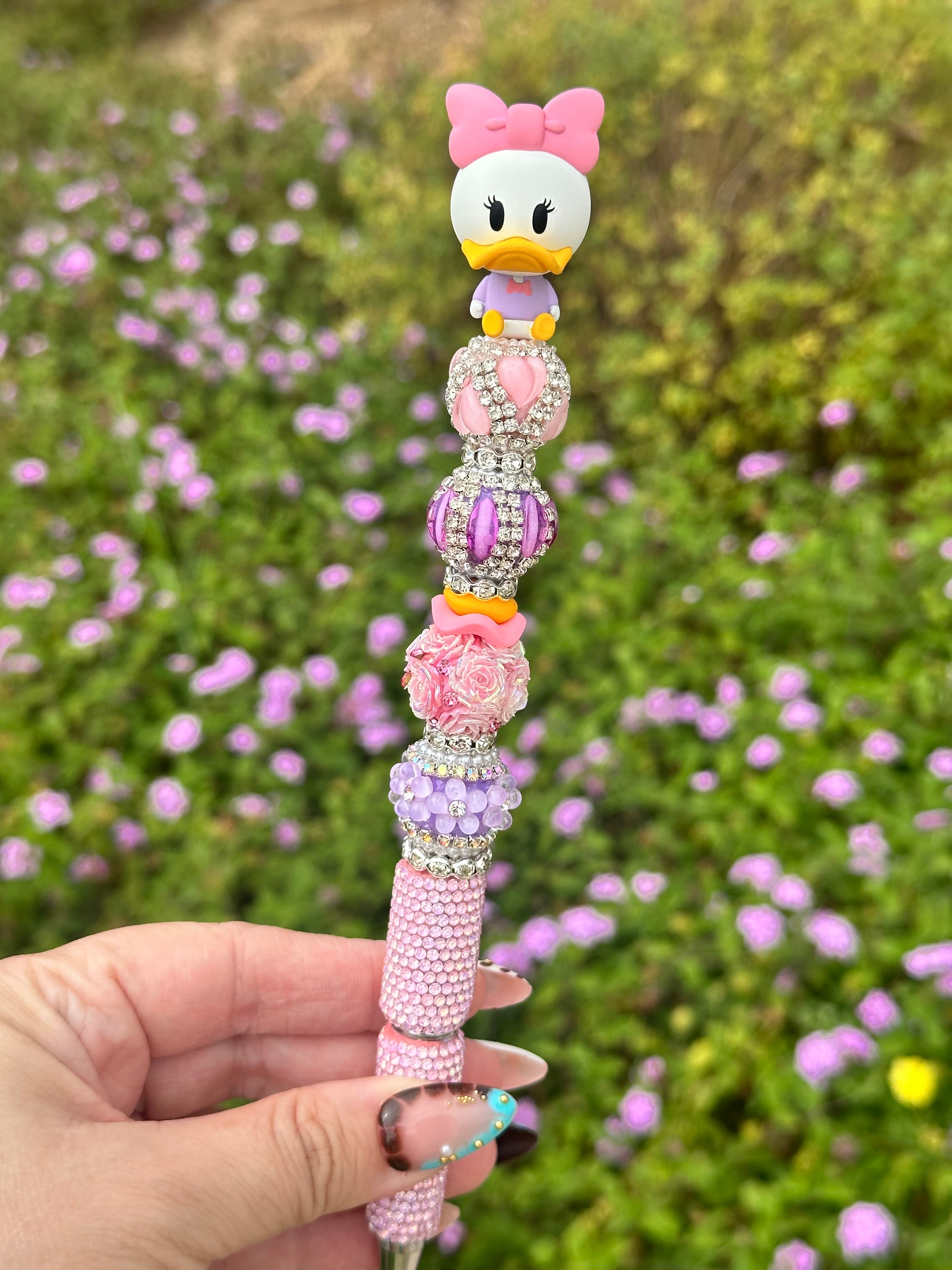 Sitting Daisy pen